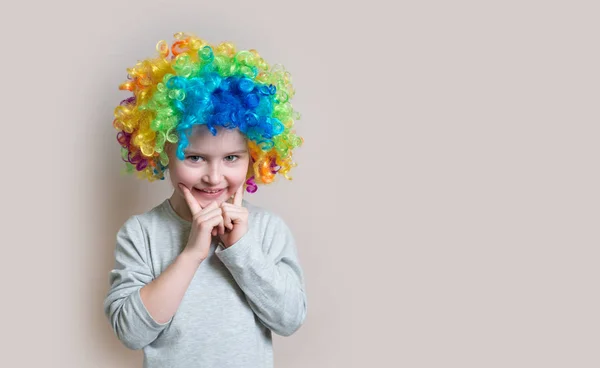 Retrato de menina em peruca colorida — Fotografia de Stock