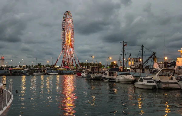 Vista noturna da roda gigante Batumi, Geórgia — Fotografia de Stock