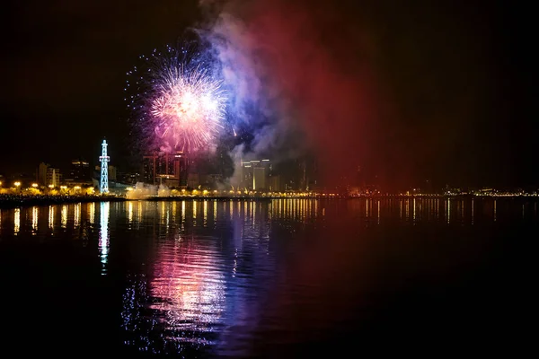 Fuegos artificiales en el cielo nocturno, Bakú — Foto de Stock