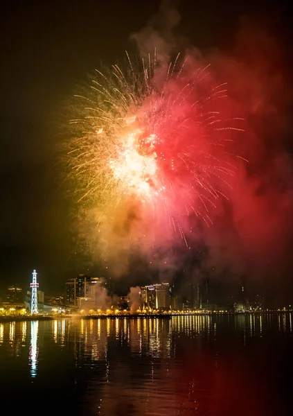 Fuegos artificiales en el cielo nocturno, Bakú — Foto de Stock