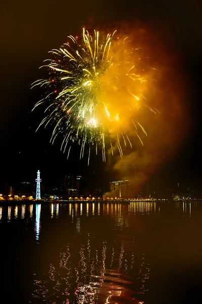 Fuegos artificiales en el cielo nocturno, Bakú — Foto de Stock