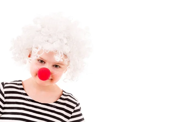 Menina em branco peruca de palhaço encaracolado e nariz vermelho — Fotografia de Stock