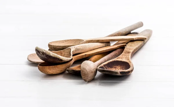 Stelletje houten lepels op witte achtergrond — Stockfoto