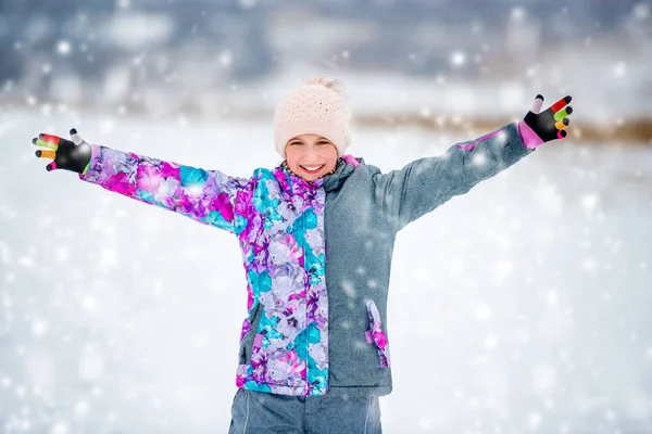 Fille heureuse en costume de ski en plein air — Photo