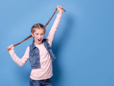 Fransız örgü ile genç genç kız