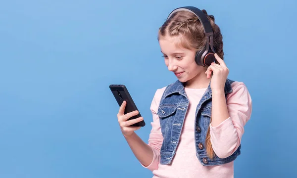 Jeune fille écoutant de la musique avec écouteurs — Photo