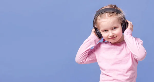 Девушка в наушниках, слушающая музыку — стоковое фото