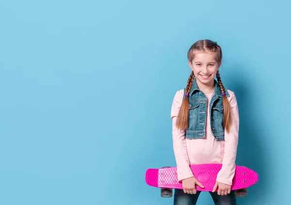 Chica adolescente con monopatín rosa — Foto de Stock