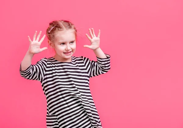 Niña rubia mostrando sus palmas — Foto de Stock