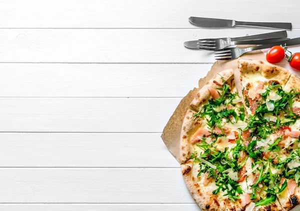 Italská pizza na bílém dřevěném pozadí — Stock fotografie