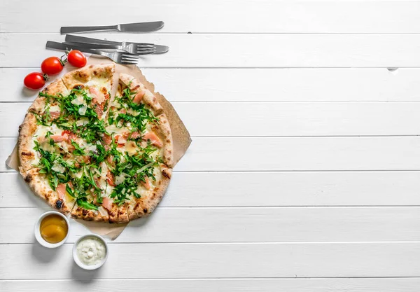 Italiaanse pizza op witte houten achtergrond — Stockfoto