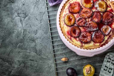 Ev yapımı Erik pasta üzerinde beton arka plan Üstten Görünüm