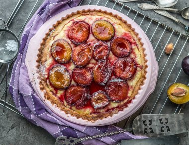 Ev yapımı Erik pasta üzerinde beton arka plan Üstten Görünüm