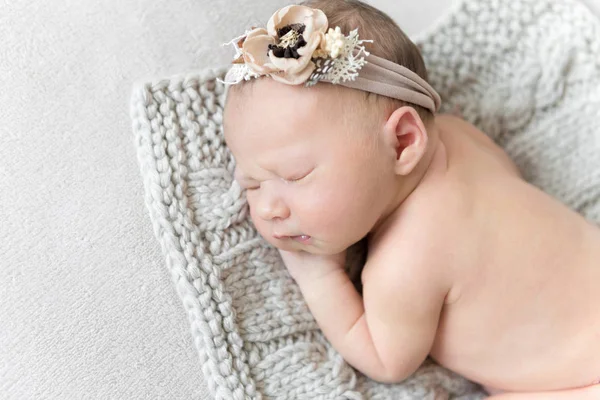 Foto de cerca de la niña recién nacida durmiendo en una manta de punto . — Foto de Stock