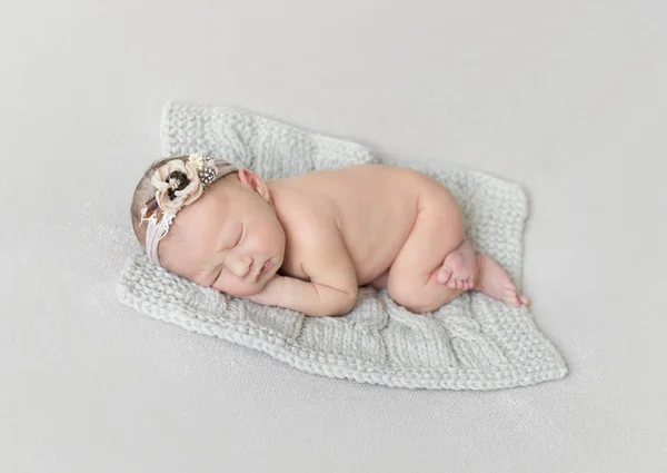 Dormir niña con juguete en una manta de punto — Foto de Stock