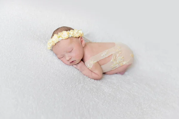 Little baby girl sleeping on her side — Stock Photo, Image