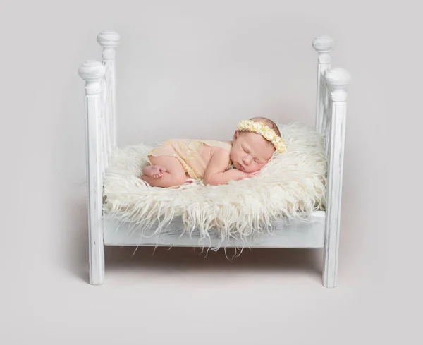 Γλυκά στον ύπνο κορίτσι μωρό στην κούνια — Φωτογραφία Αρχείου