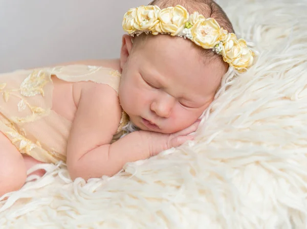 Onun yanında uyuyan küçük bebek kız — Stok fotoğraf