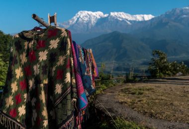 Nepal el yapımı eşarp satış, Pokhara, Nepal