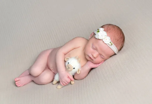 Sladký novorozené dítě spí s hračkou — Stock fotografie