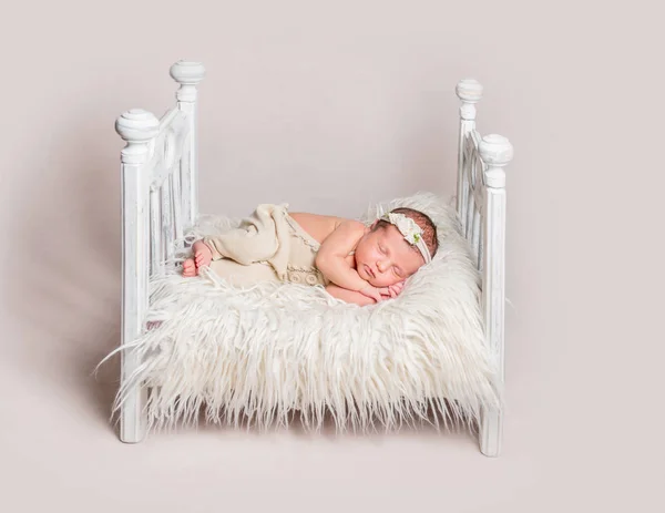 Küçük beşik üzerinde yeni doğan bebek güzel — Stok fotoğraf