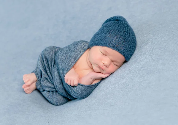 Новорожденный мальчик мирно спит — стоковое фото
