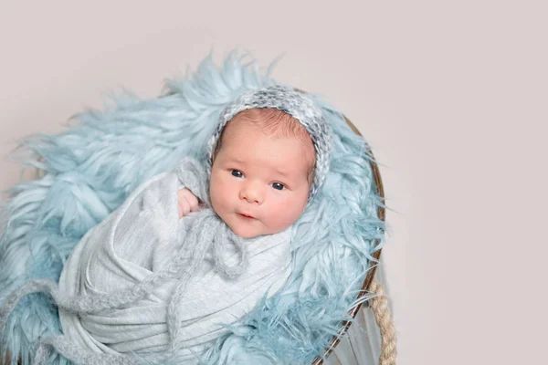 Nyfödda barnet ligger på korg, ovanifrån — Stockfoto