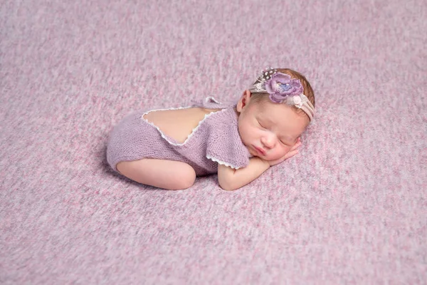 Lilla nyfödda bebis sova — Stockfoto