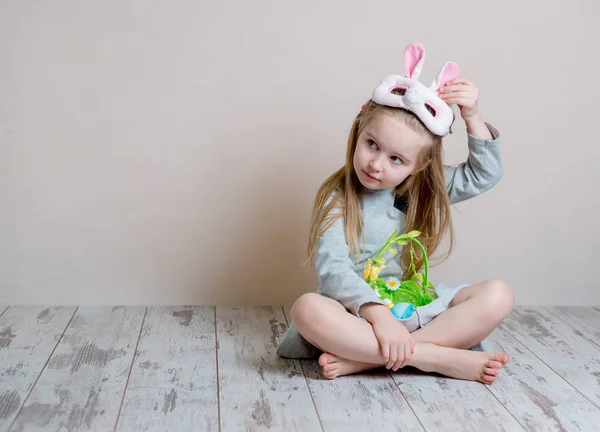 Niña en traje de conejo de Pascua —  Fotos de Stock