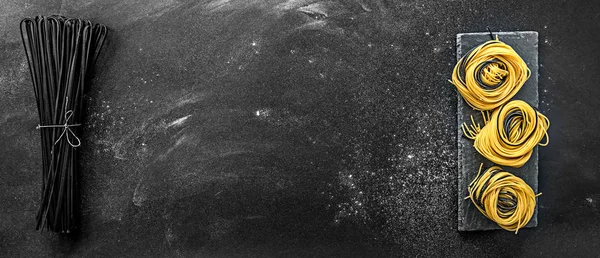 イカ墨のフェットチーネ パスタ灰色の背景に — ストック写真