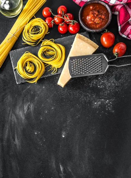 Composição dos produtos tradicionais da cozinha italiana — Fotografia de Stock