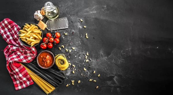 Niet-gekookte variëteit pasta met specerijen — Stockfoto