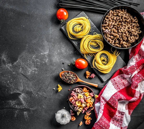 Niet-gekookte variëteit pasta met specerijen — Stockfoto