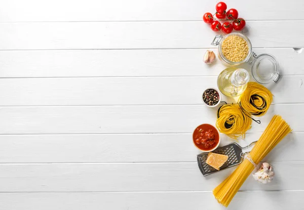 Italiaanse rauwe pasta op houten achtergrond — Stockfoto