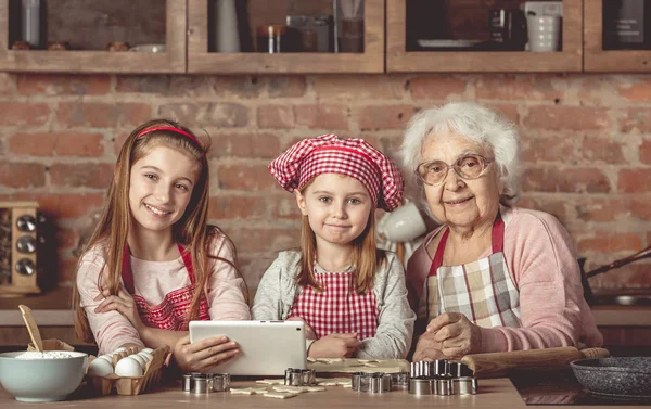 Babcia z wnuczki szuka receptury w tablecie — Zdjęcie stockowe