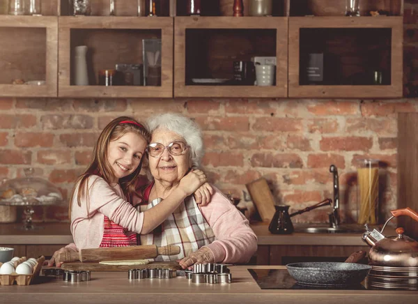 Enkelin umarmt ihre glückliche Großmutter — Stockfoto