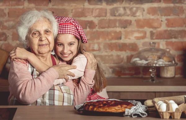 Wnuczka przytulić babci szczęśliwy — Zdjęcie stockowe