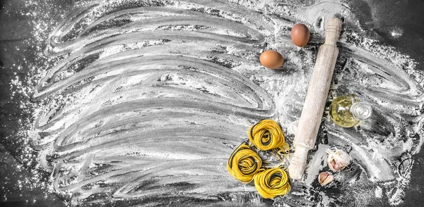 Raw pasta with flour on the table — Stock Photo, Image