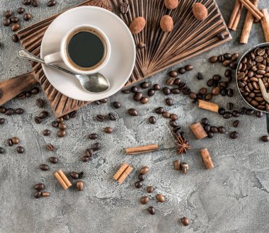 Şeker bir beton arka plan en iyi görünümü ile siyah kahve