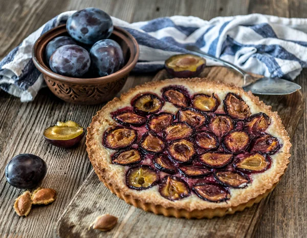 Hausgemachte Pflaumenkuchen auf dem hölzernen Hintergrund — Stockfoto