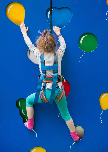 Treinamento de menina na parede de escalada — Fotografia de Stock