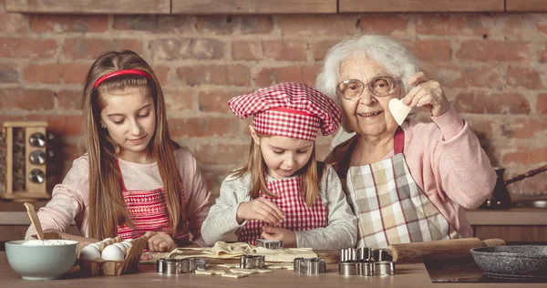 Meninas fazendo biscoitos com sua avó — Fotografia de Stock