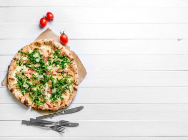 Beyaz ahşap arka planda İtalyan pizzası