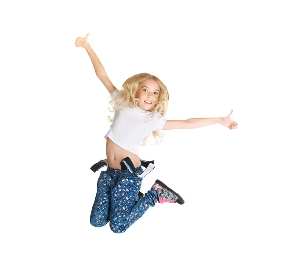 Söt liten flicka hoppa — Stockfoto