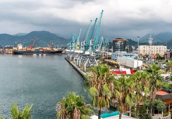 Industriële kranen in de zeehaven, Batumi, Georgië — Stockfoto