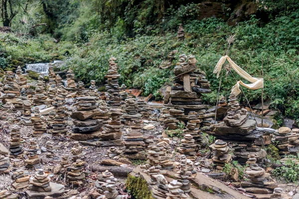 Pirámide de piedras en caminata por el Santuario de Annapurna en Nepal —  Fotos de Stock