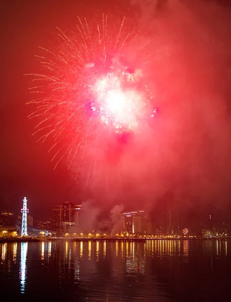 Fuegos artificiales en el cielo nocturno, Bakú — Foto de Stock