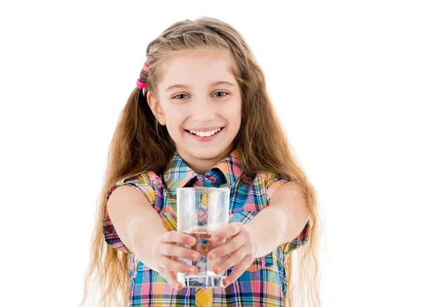 Χαριτωμένο κορίτσι με ένα ποτήρι του νερού μπροστά της — Φωτογραφία Αρχείου