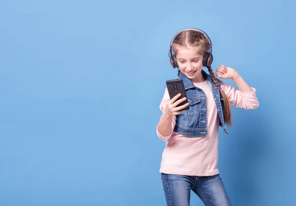 Niña escuchando música con auriculares —  Fotos de Stock