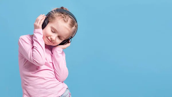 音楽を聴くヘッドフォンを持つ女の子 — ストック写真